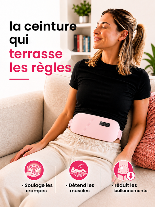 Femme détendue portant la ceinture chauffante Azelia rose sur le canapé
